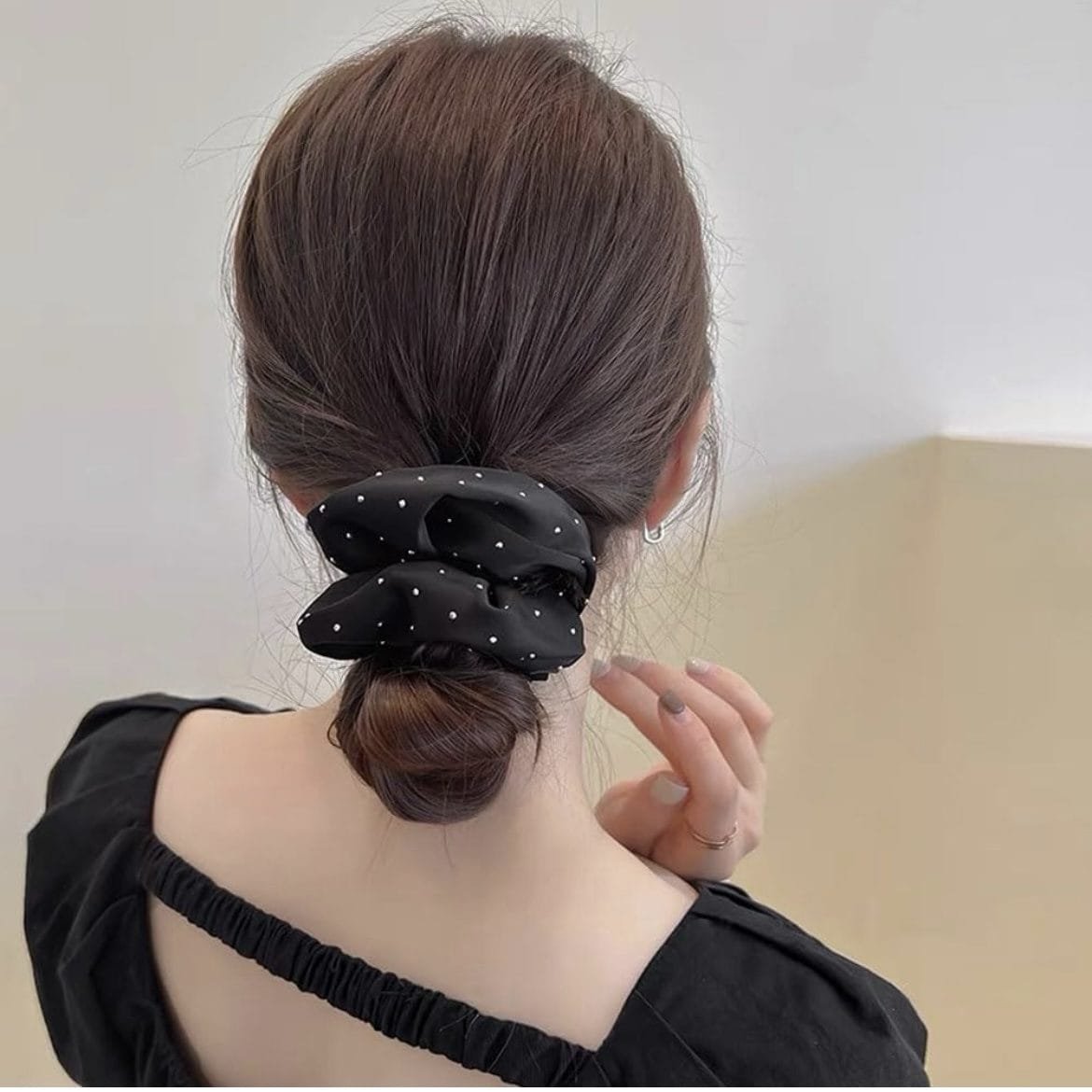 لقطة شاشة-4 Premium Satin Silk Scrunchie with Rhinestones - Pick Your Color - الصورة 1